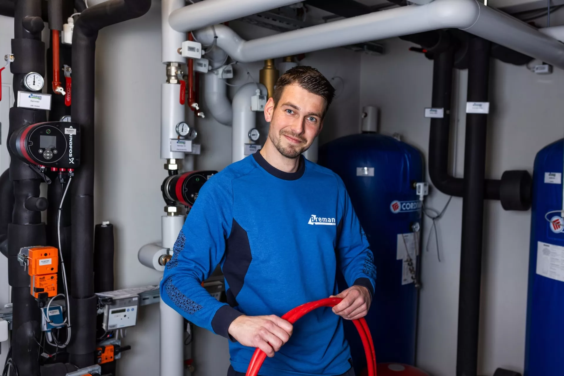 Breman installateur bij een HVAC installatie 
