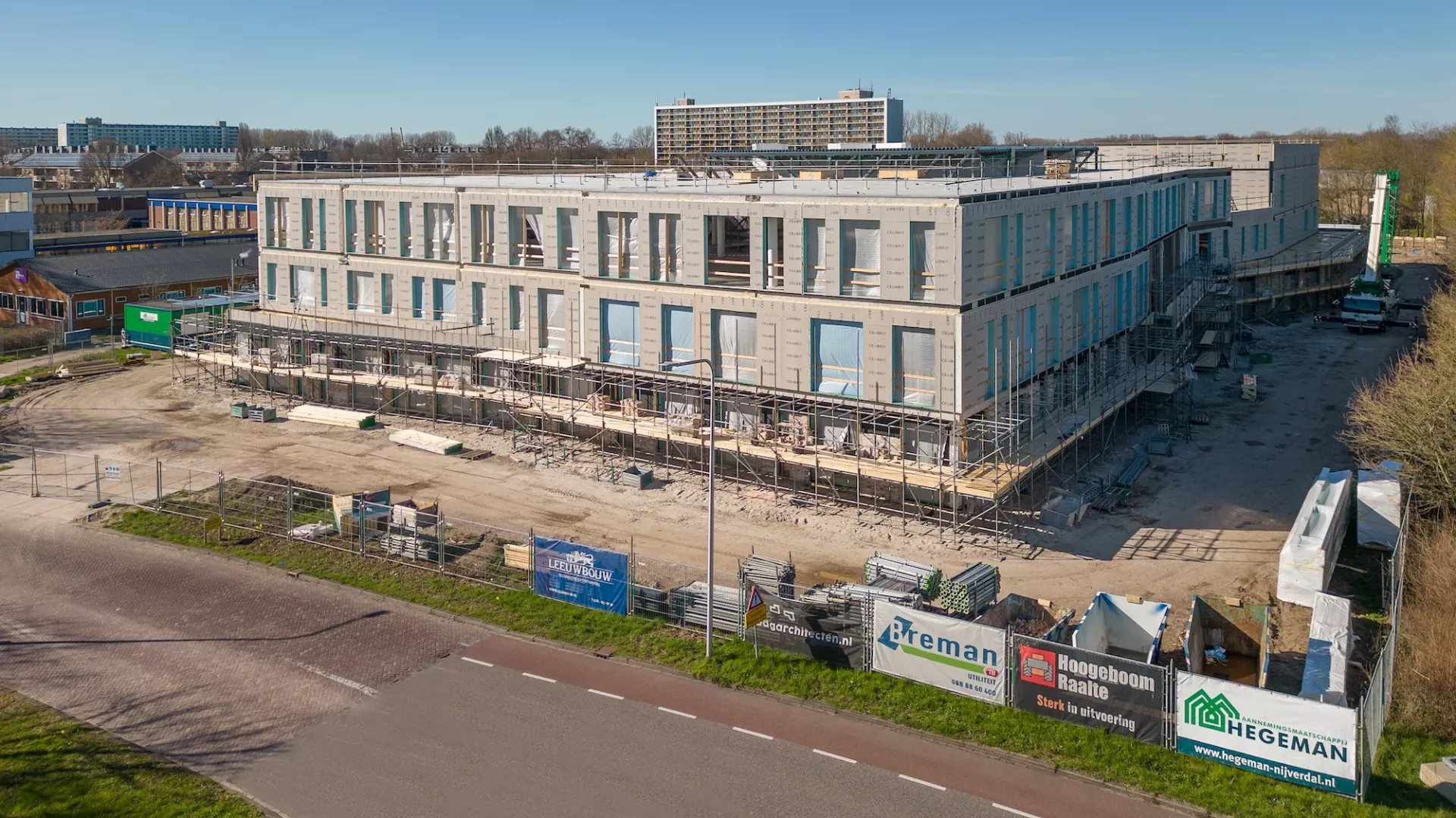 Lassus Campus school in de steigers i.v.m. het verduurzamen van het gebouw
