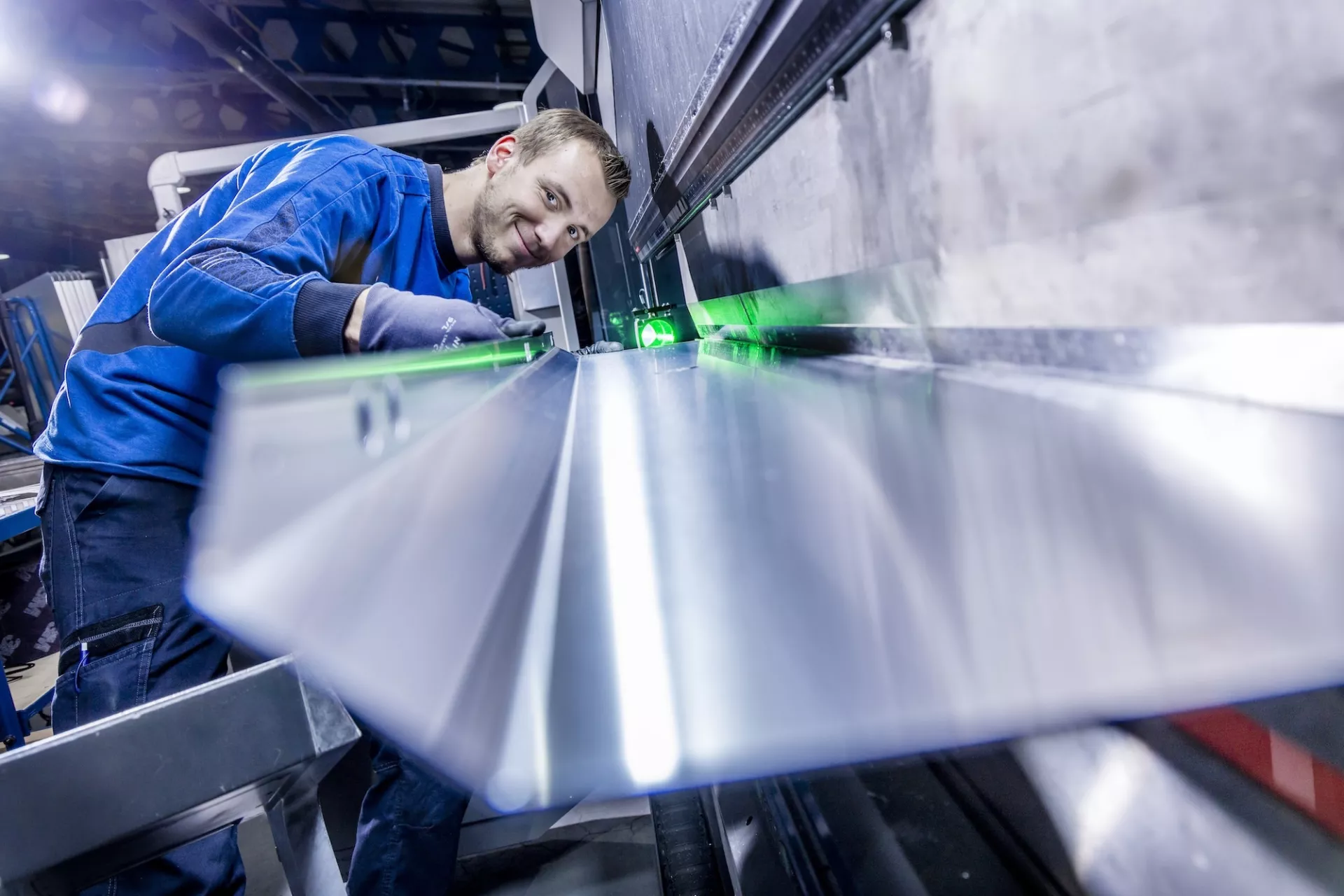 Breman medewerker die aan het werk is in de installatiefabriek