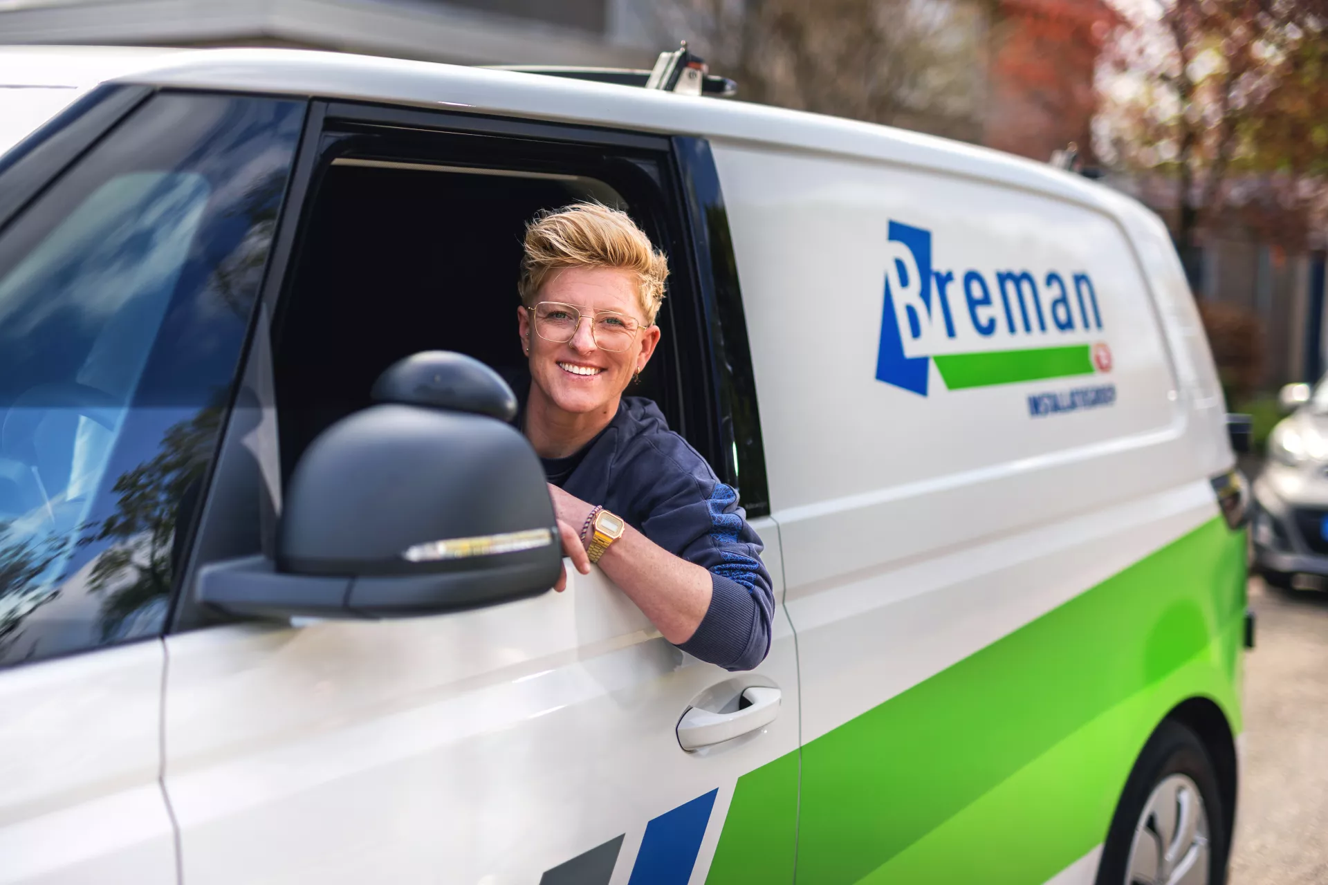 Breman installateur in een Breman monteursbus