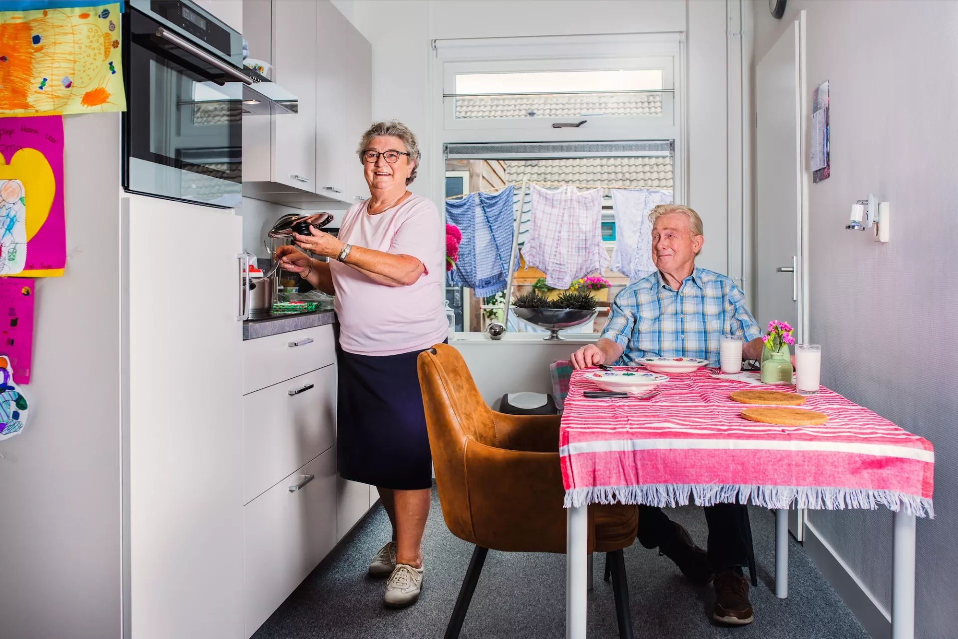 Bewoners en particuliere klant van Breman in de keuken