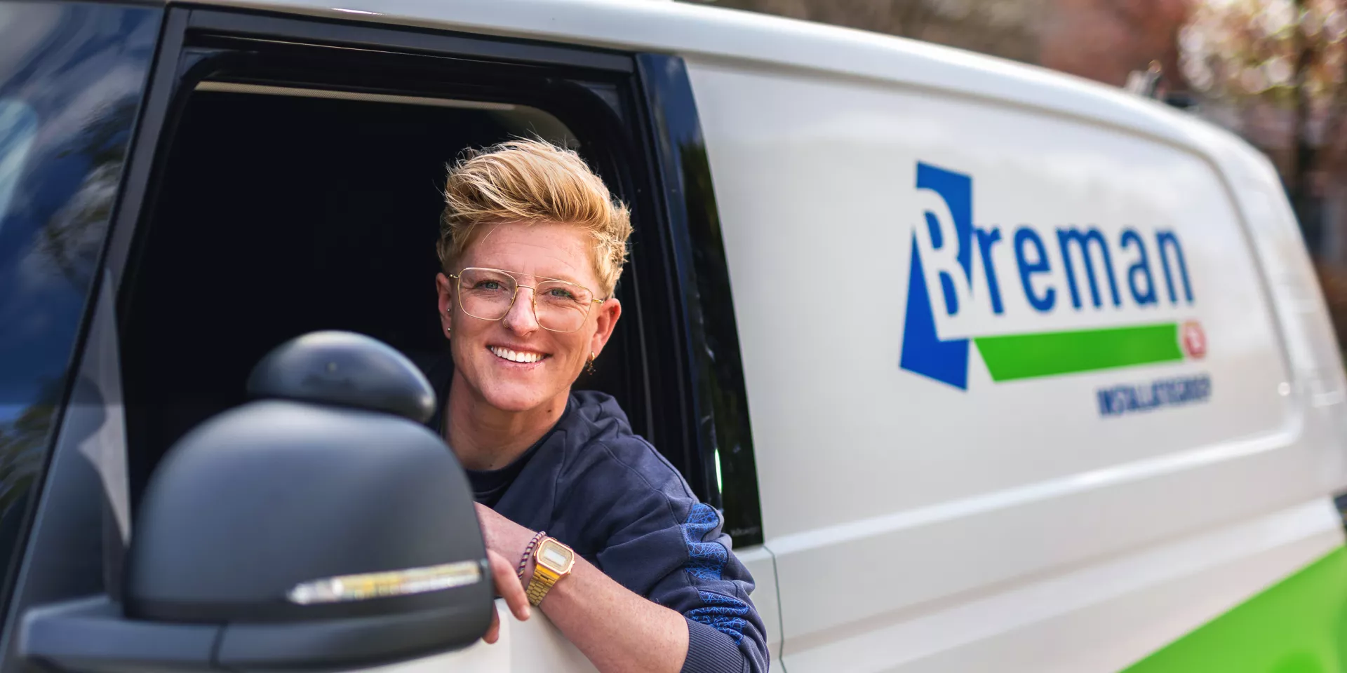 Breman installateur in een Breman monteursbus