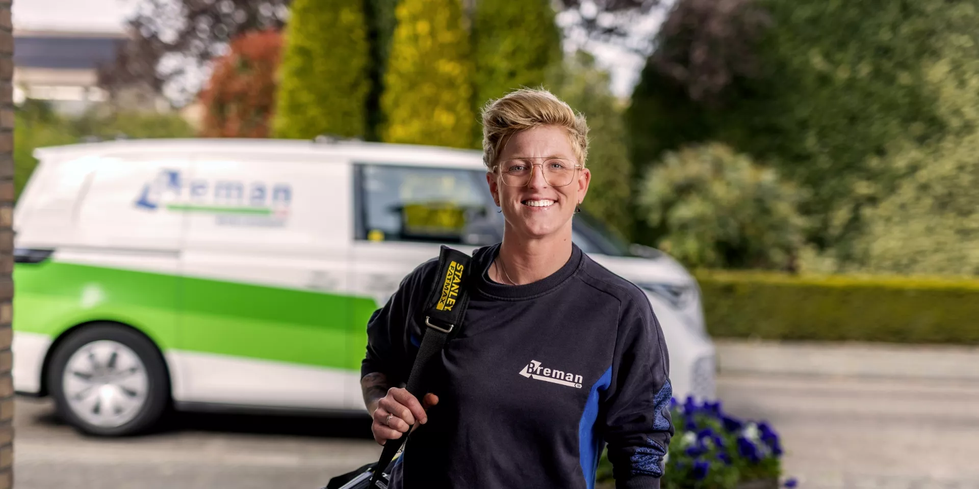 Breman installateur lachend bij een breman monteursbus