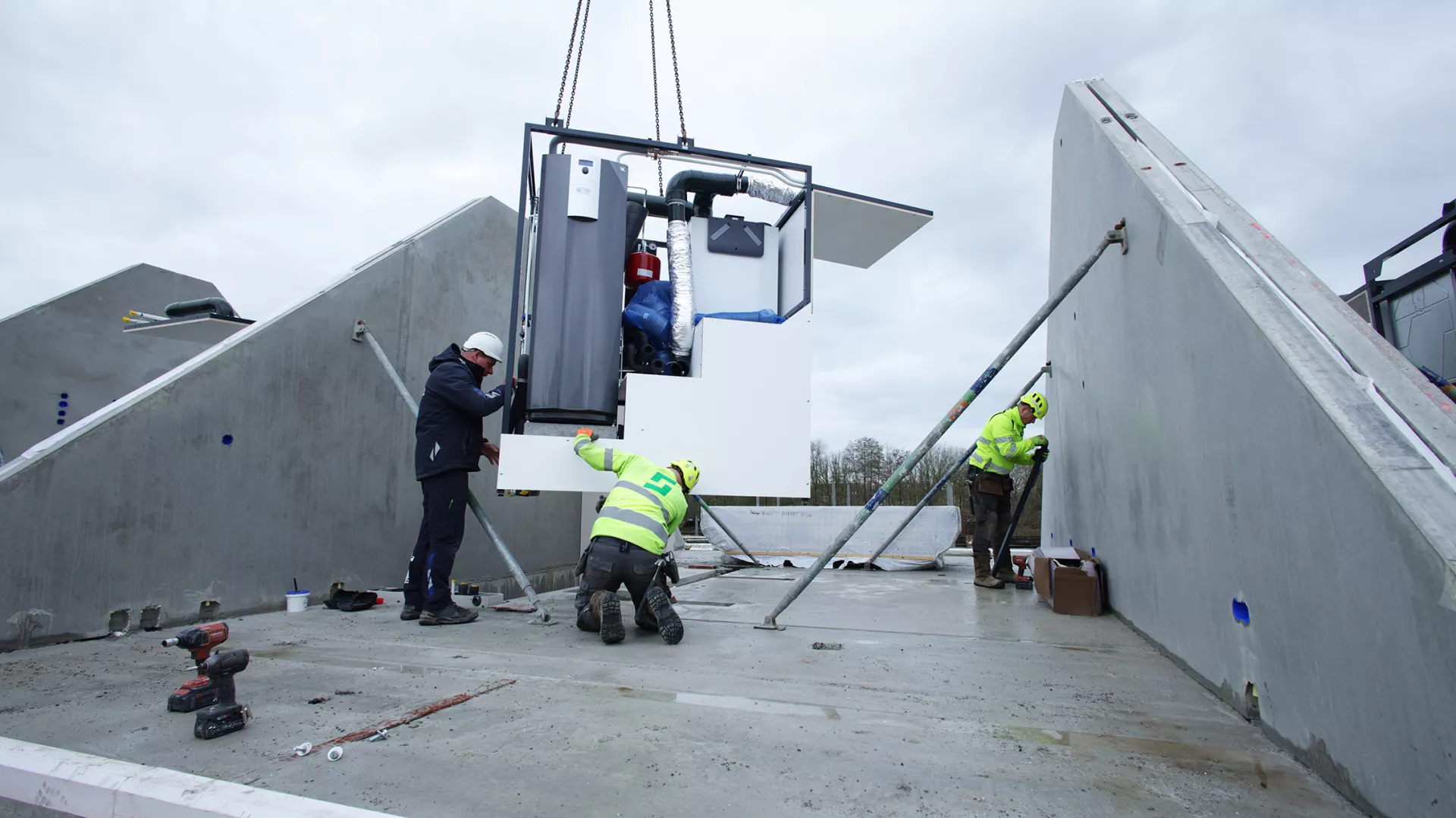 Breman monteurs werken samen op het dak aan een technische installatie