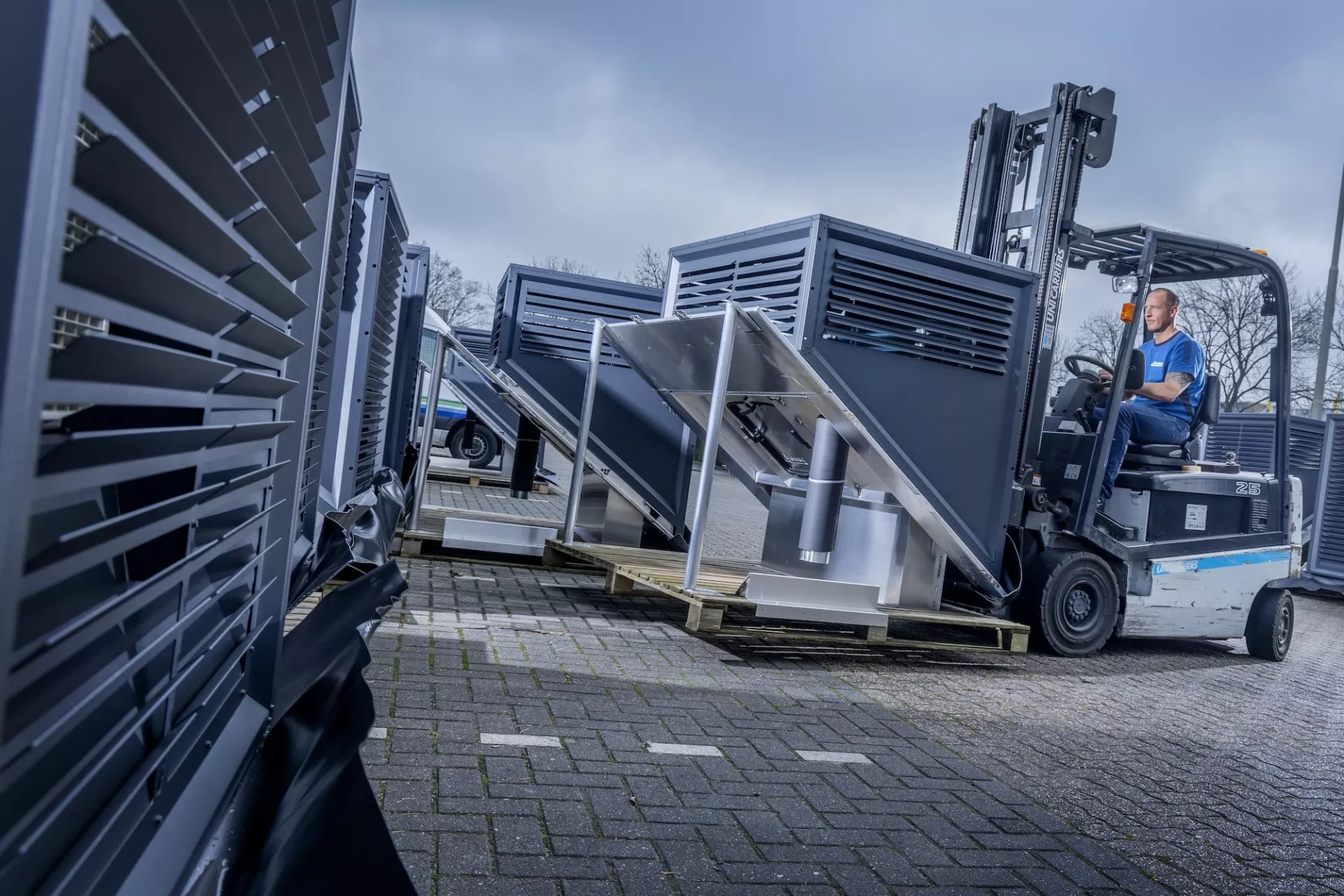 Prefaboplossing Aferi op een heftruck, bestuurd door een Breman medewerker
