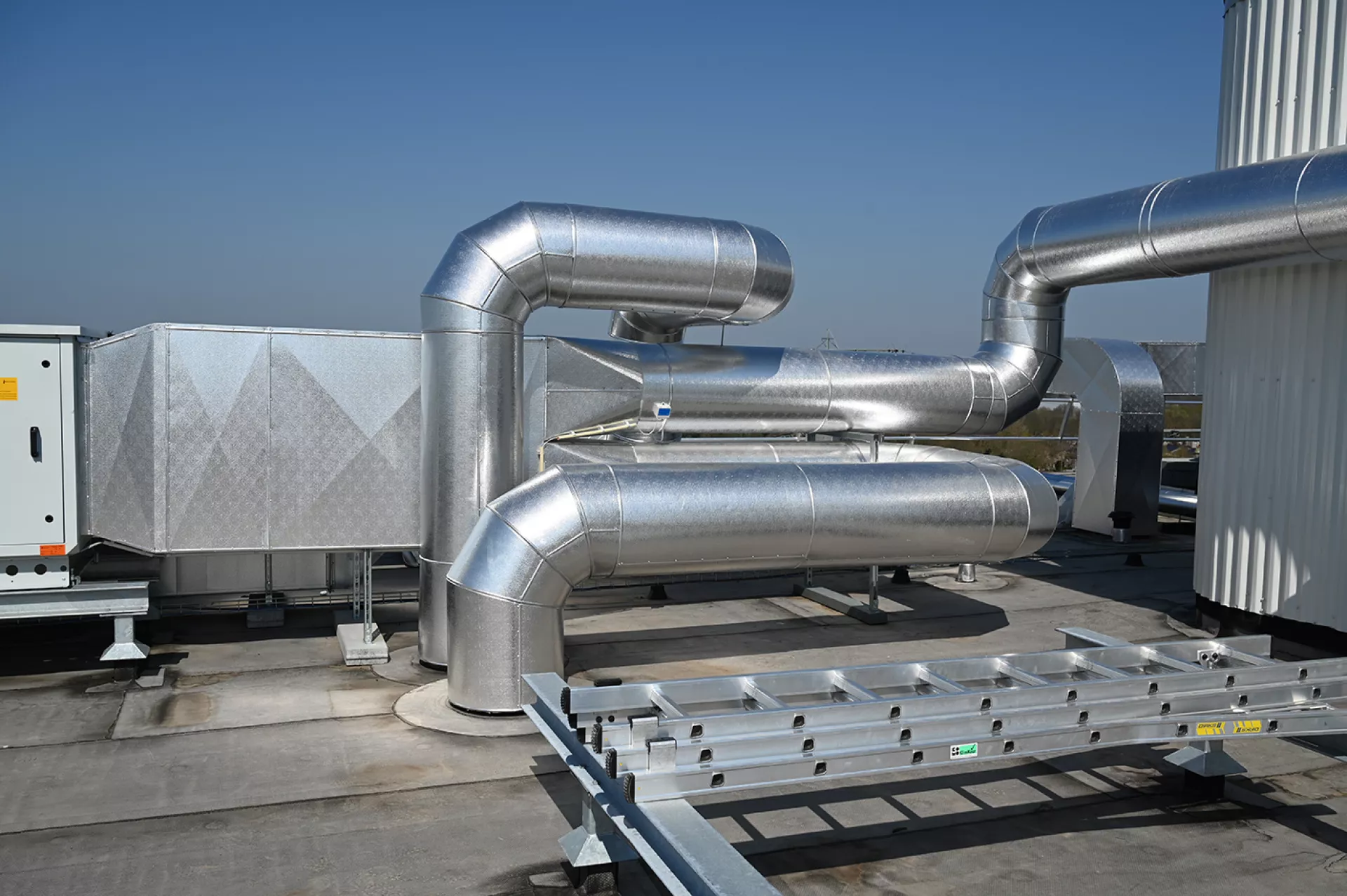 Ventilatiebox met ventilatiekanalen op het dak van een appartementencomplex
