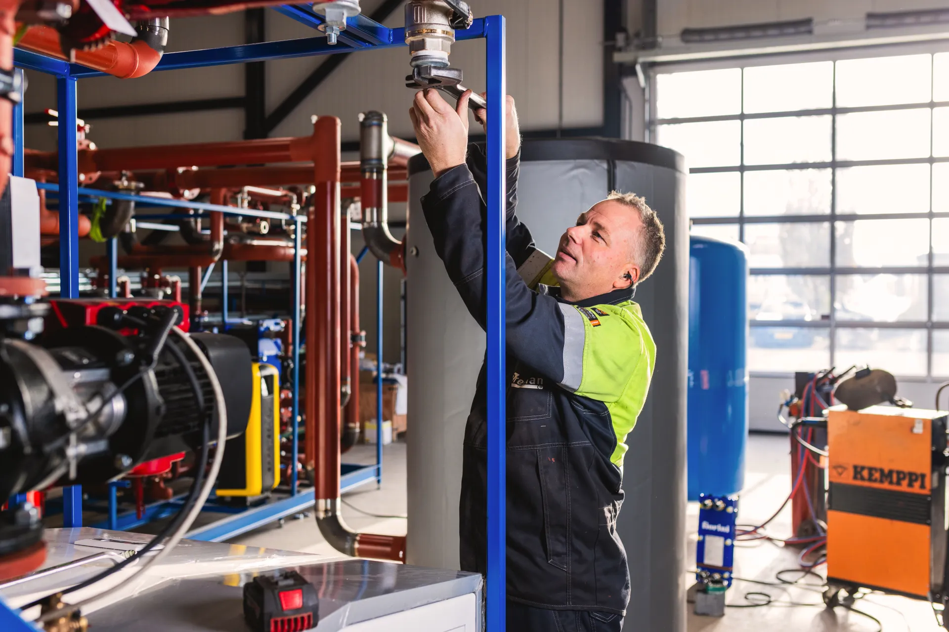 Breman-collega werkt aan een installatie-onderdeel 