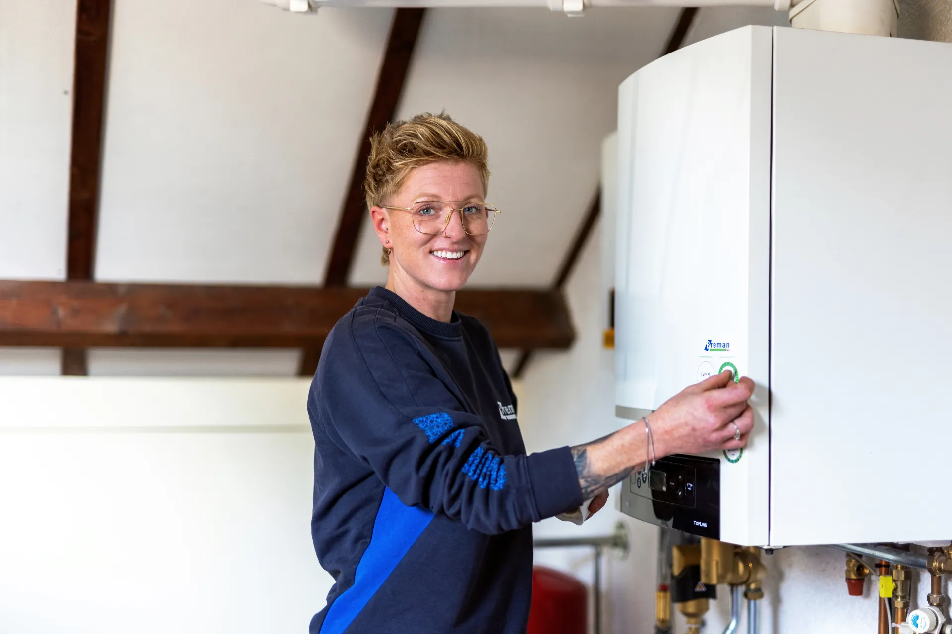 Collega voert onderhoud uit aan een cv-ketel.
