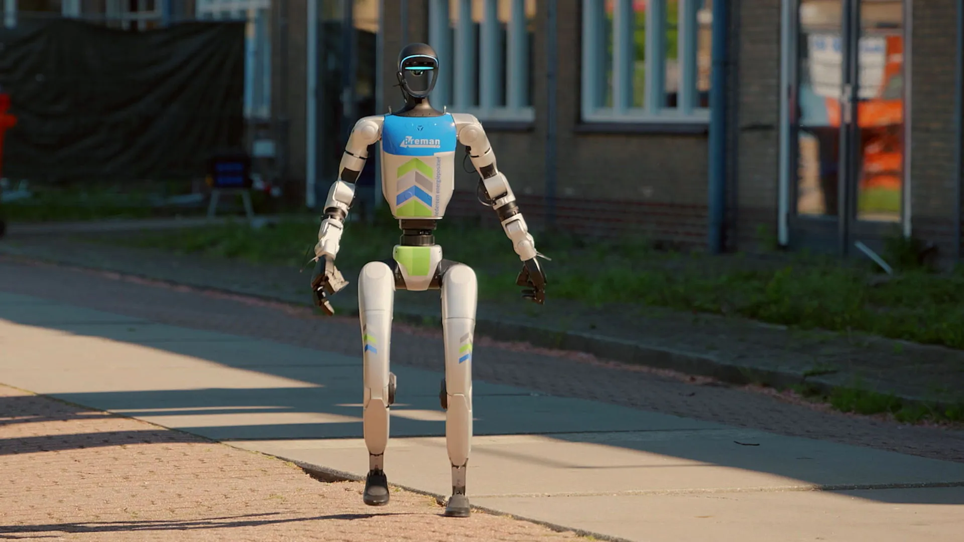 Een lopende humanoïde robot op straat.