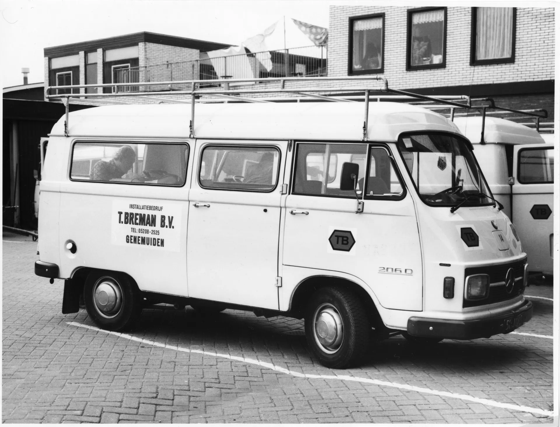 Witte vintage Breman bus geparkeerd op straat. (historische foto)