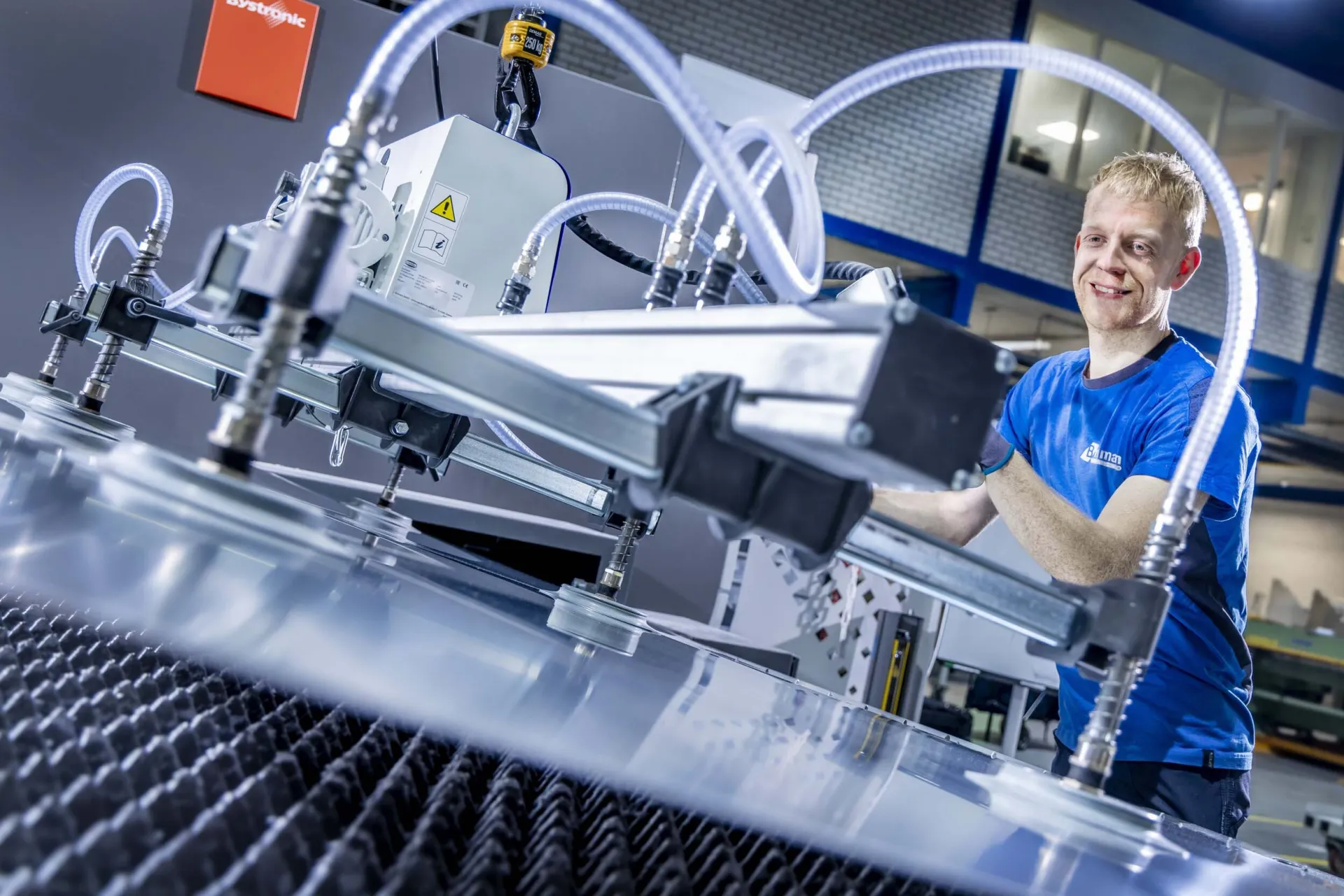 Een technicus werkt met een industriële machine in een fabriek.