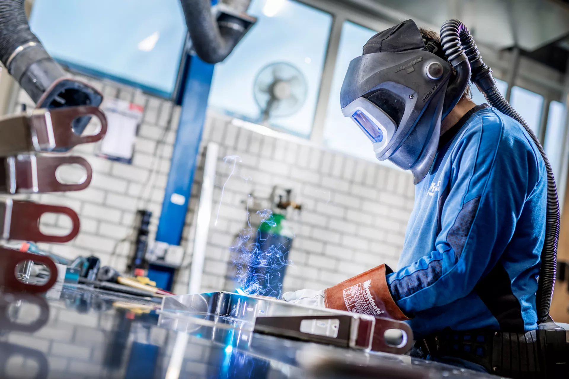 Lasser bij de Breman fabriek 