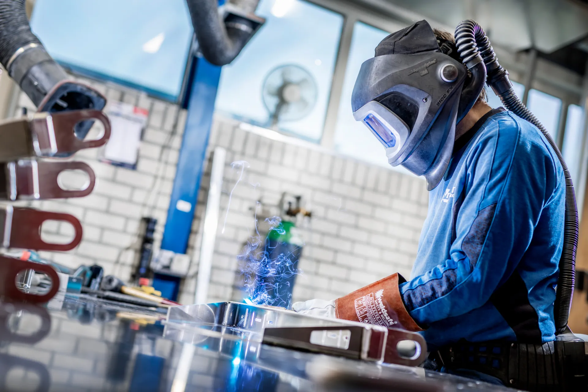 Lasser bij de Breman fabriek