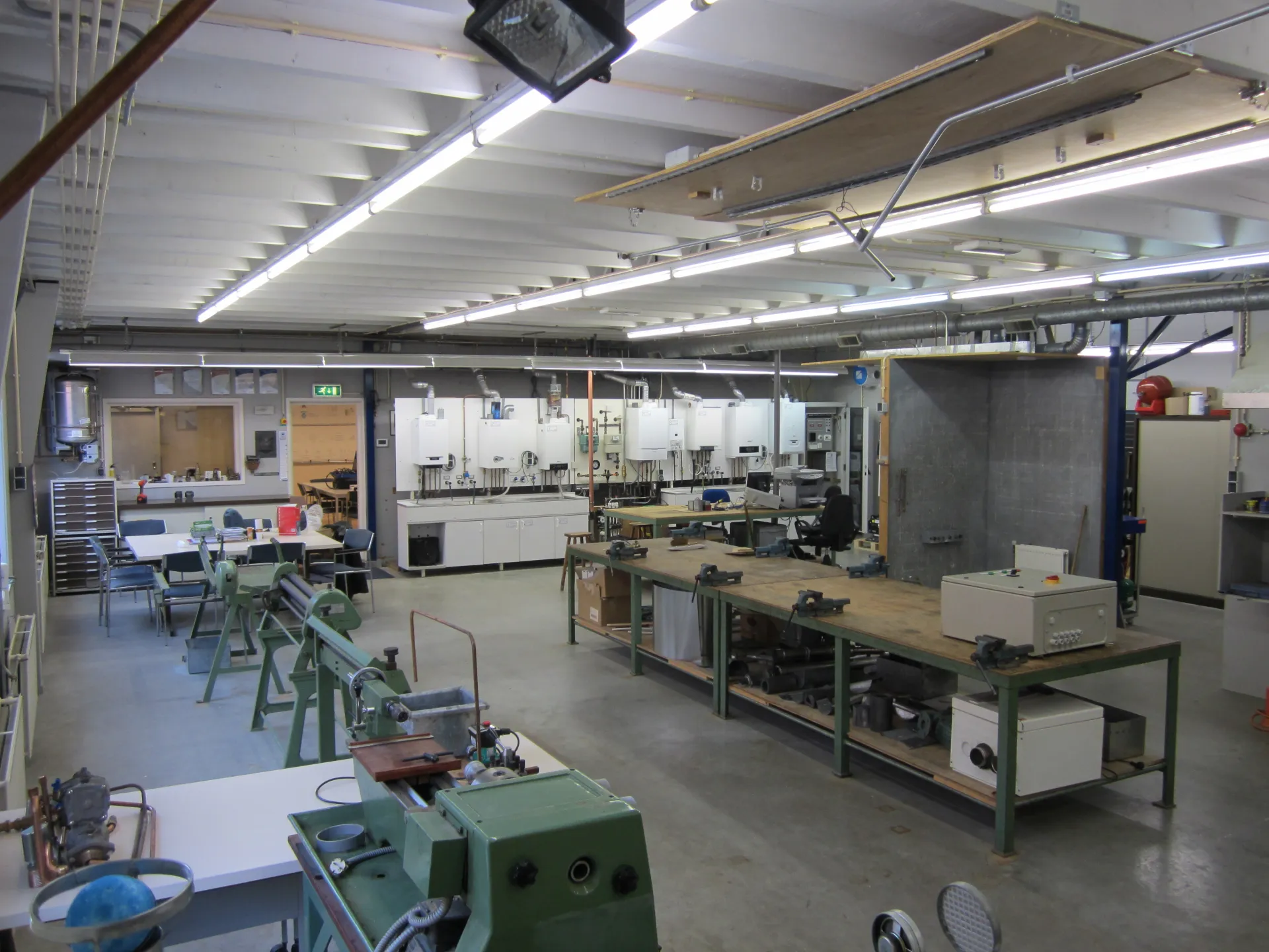 De oude bedrijfsschool van Breman in Genemuiden met verschillende machines en werkbanken. (historische foto)